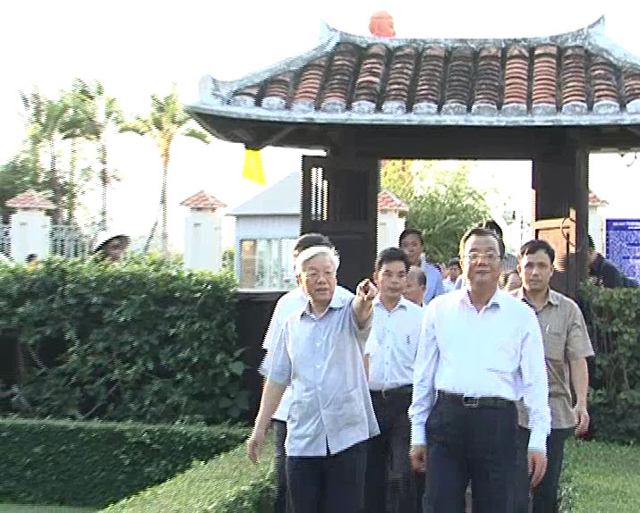 ທ່ານເລຂາທິການໃຫ່ຍ ຫງວຽນຟູຈ້ອງເຮັດວຽກ ຢູ່ແຂວງບິ່ງທ້ວນ